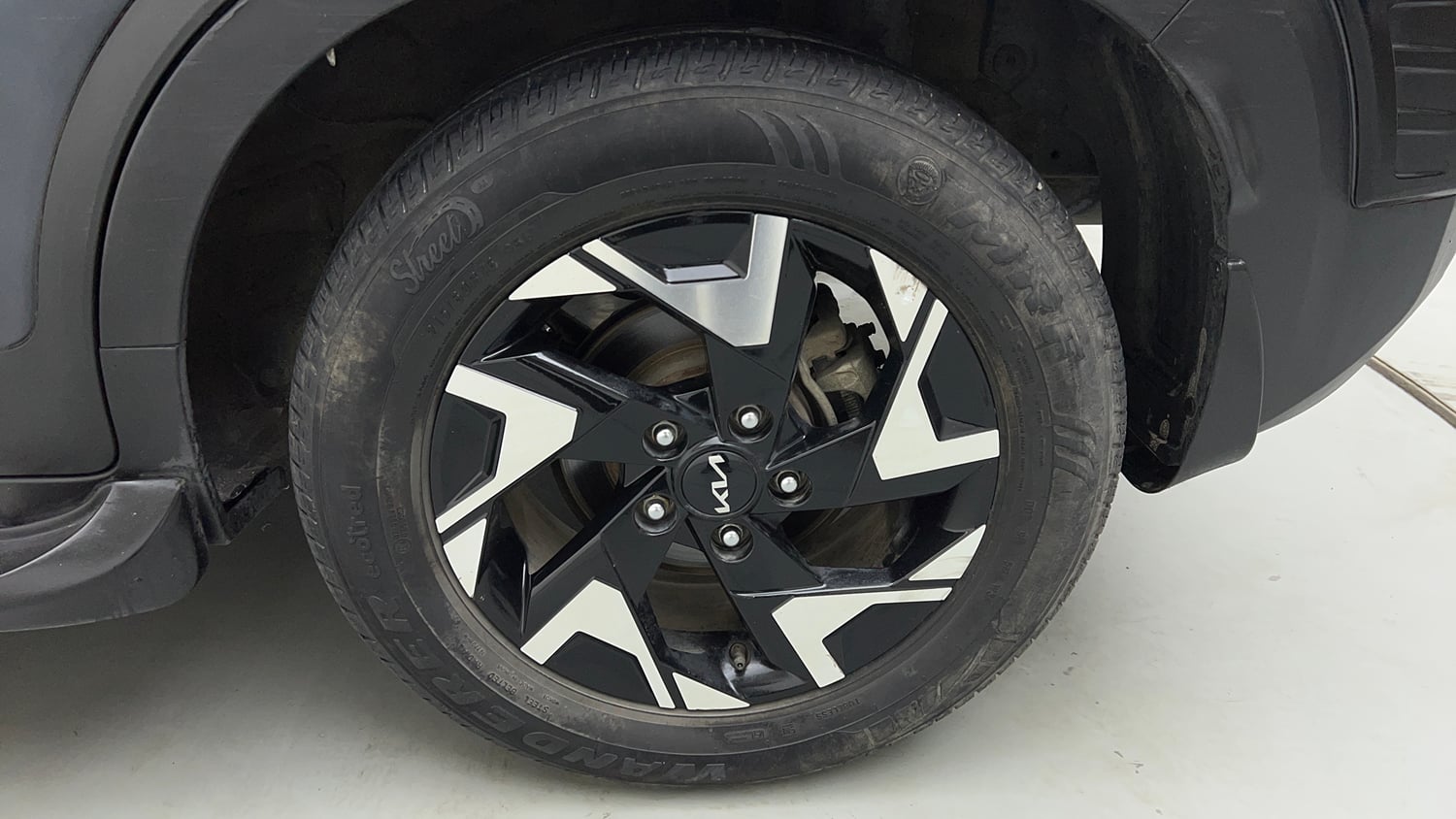 Used 2024 Kia Sonet X Line 1.0 Turbo Petrol DCT Petrol Automatic tyres LEFT REAR TYRE RIM VIEW