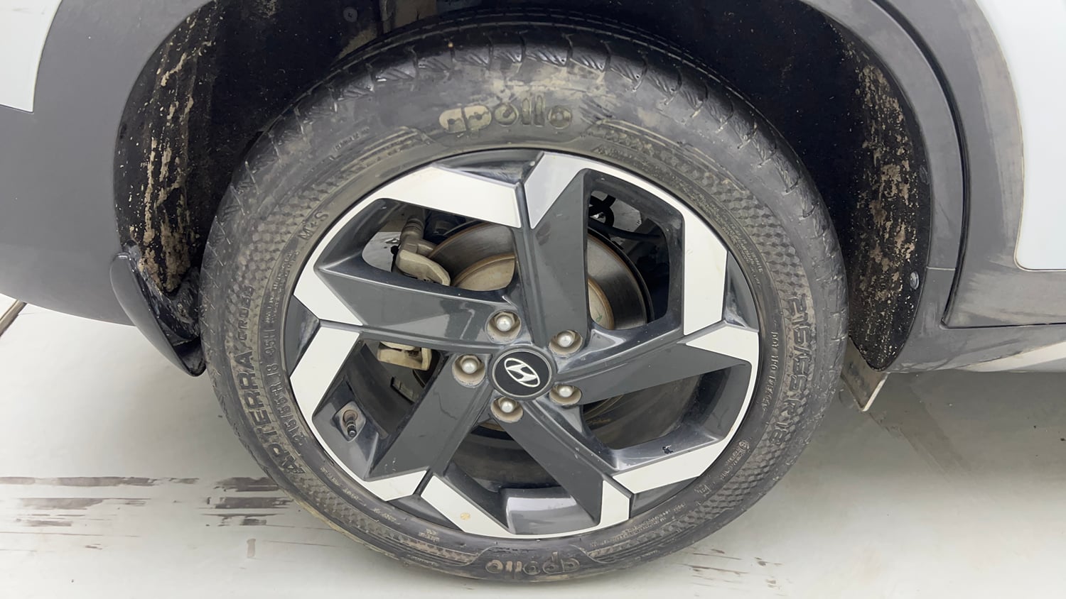 Used 2023 Hyundai Alcazar Platinum 7 STR 1.5 Turbo Petrol Petrol Manual tyres RIGHT REAR TYRE RIM VIEW