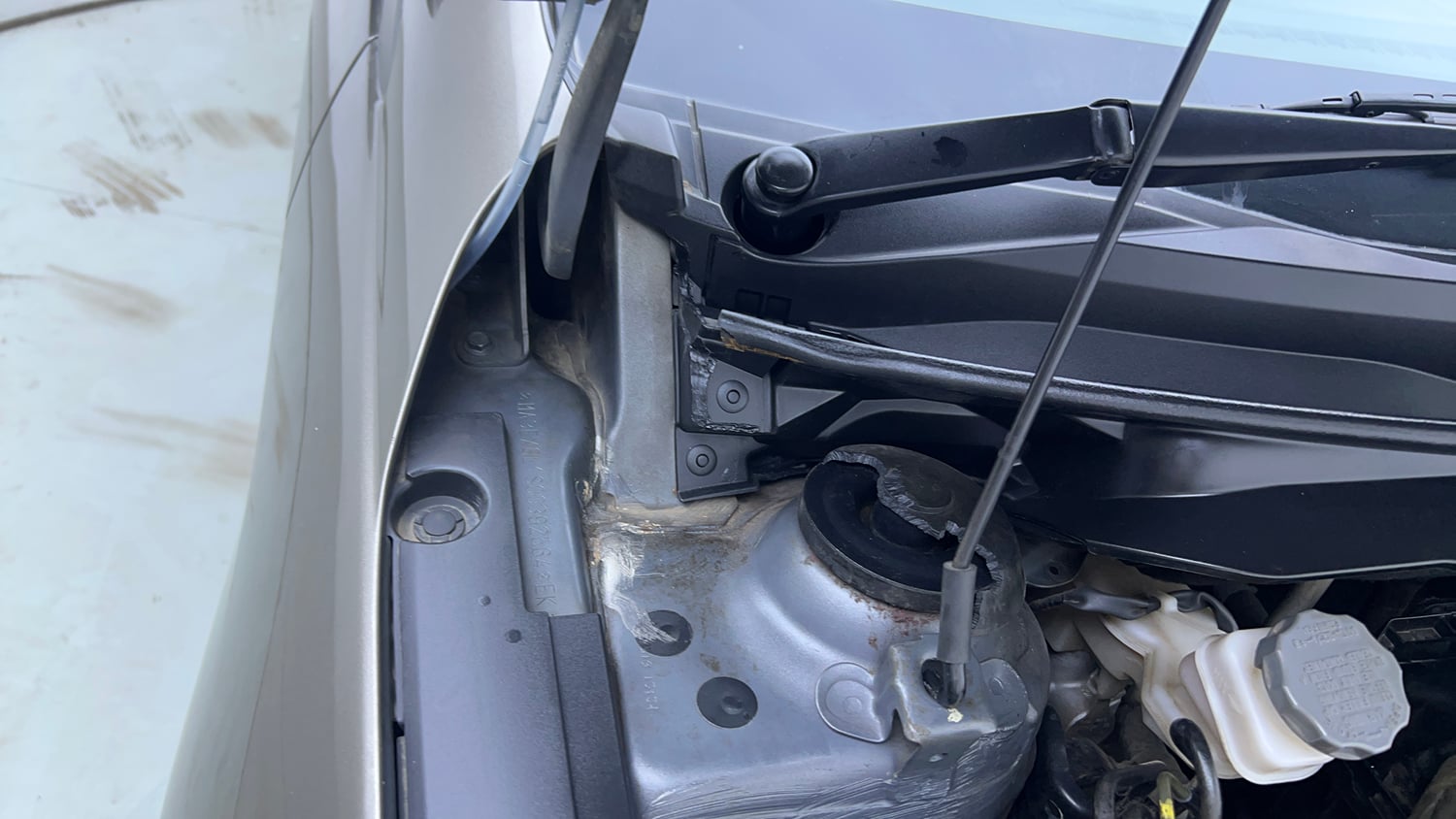 Used 2019 Maruti Suzuki Ciaz Alpha Hybrid 1.5 AT Petrol Automatic engine ENGINE RIGHT SIDE HINGE & APRON VIEW