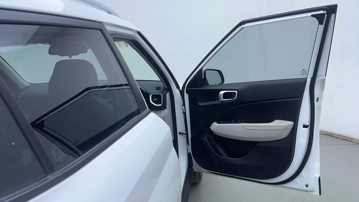 Used 2025 Hyundai Venue SX (O) 1.0 Turbo DCT Petrol Automatic interior RIGHT FRONT DOOR OPEN VIEW