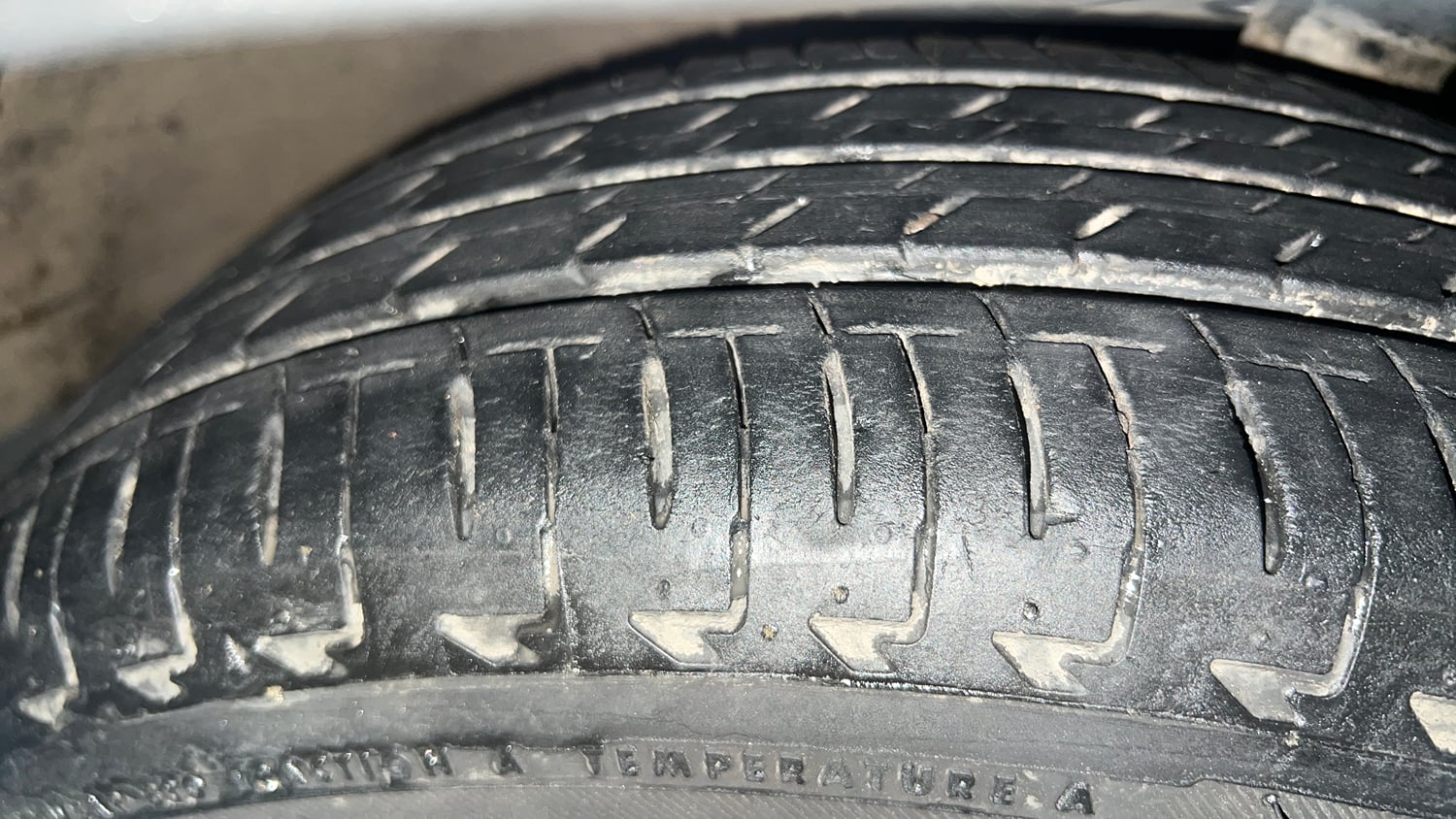 Used 2023 Maruti Suzuki Ignis Alpha 1.2 AMT Petrol Automatic tyres RIGHT FRONT TYRE TREAD VIEW