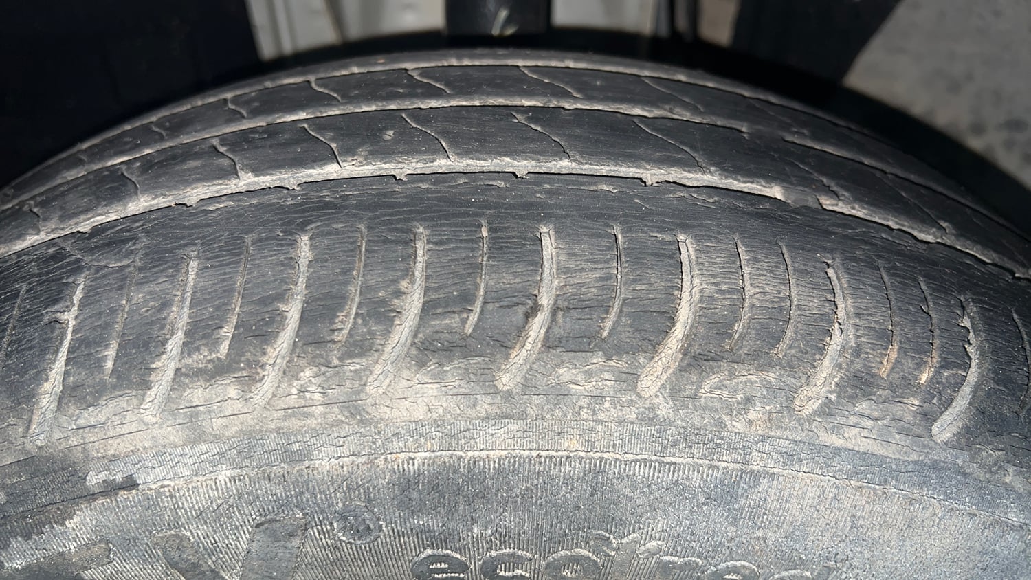 Used 2021 Renault Triber RXZ Petrol Manual tyres LEFT FRONT TYRE TREAD VIEW