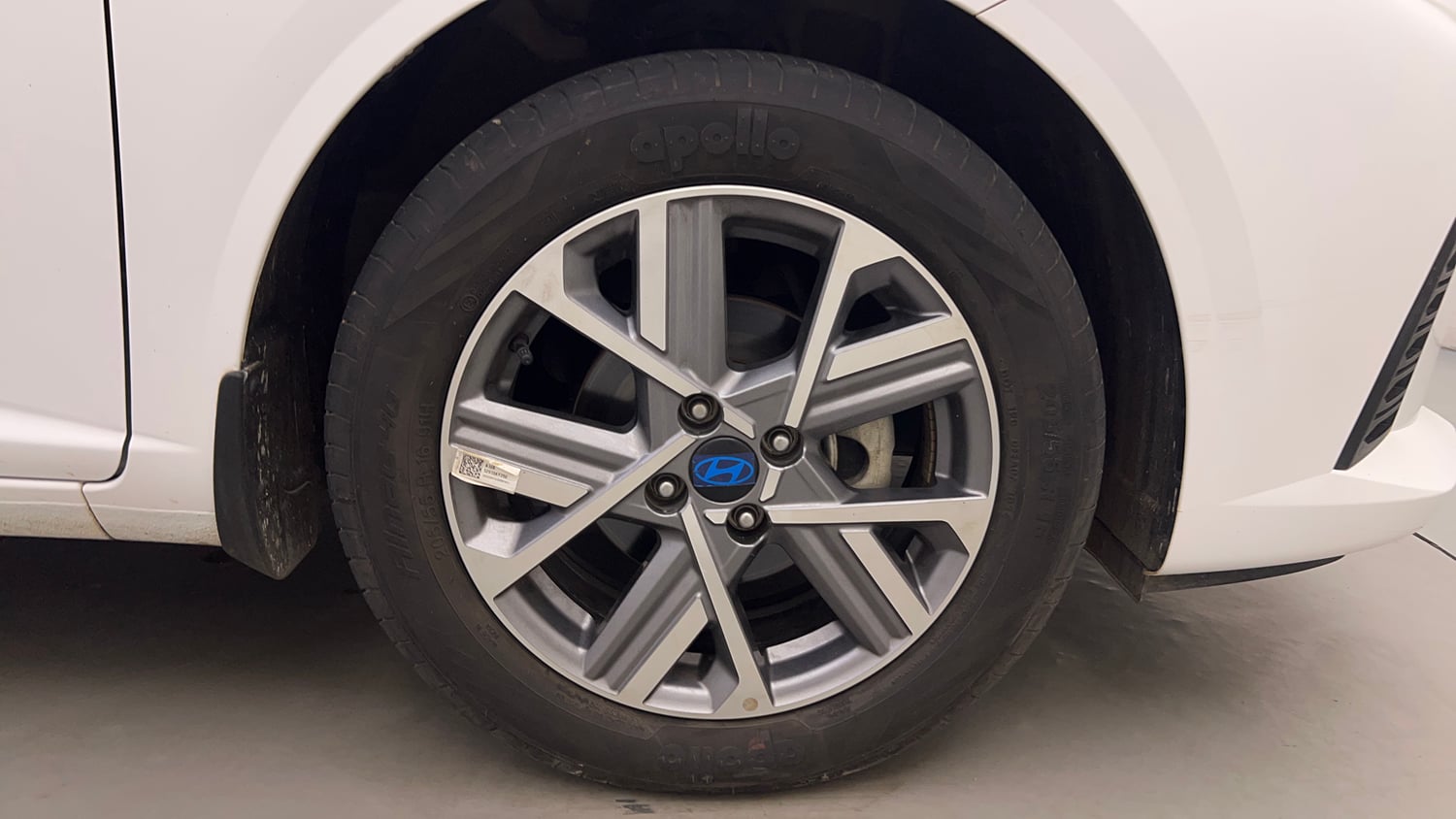 Used 2024 Hyundai Verna SX (O)1.5 Petrol MT Petrol Manual tyres RIGHT FRONT TYRE RIM VIEW