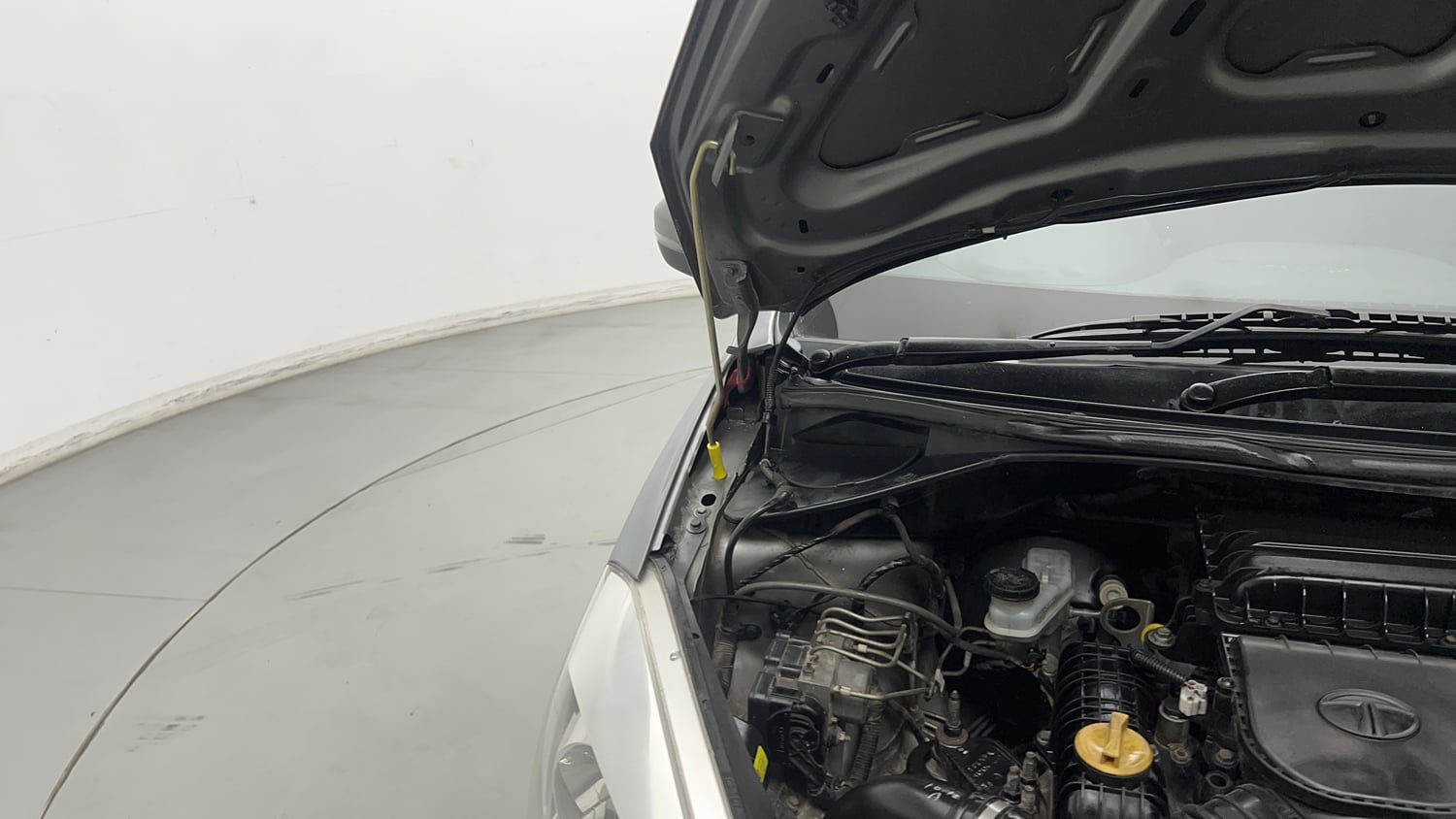 Used 2019 Tata Tiago Revotron XZ w/o Alloy Petrol Manual engine ENGINE RIGHT SIDE HINGE & APRON VIEW