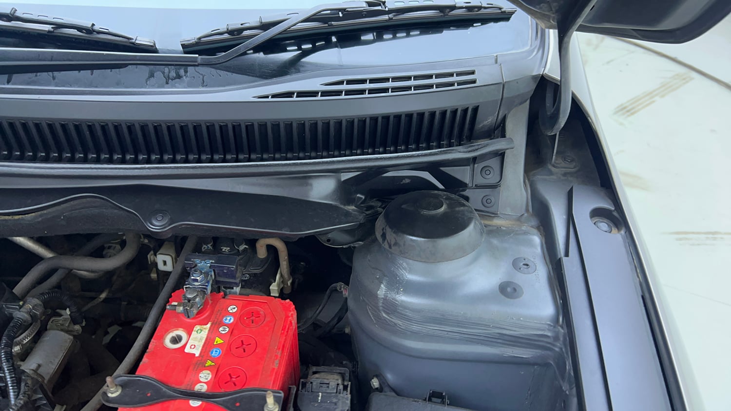 Used 2019 Maruti Suzuki Ciaz Alpha Hybrid 1.5 AT Petrol Automatic engine ENGINE LEFT SIDE HINGE & APRON VIEW