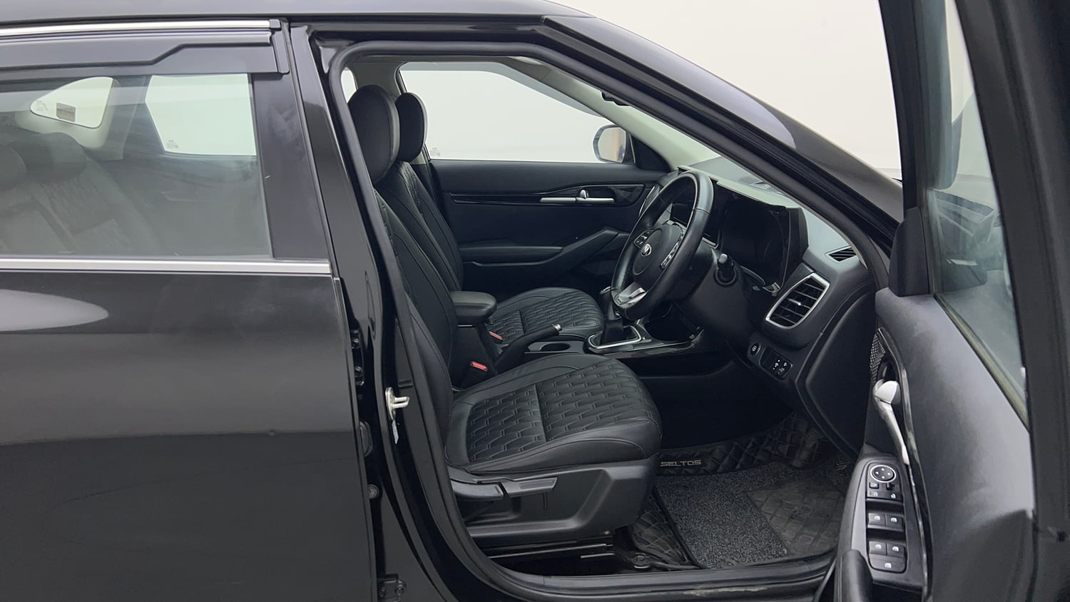 Used 2020 Kia Seltos Anniversary Edition 1.5 Petrol Manual interior RIGHT SIDE FRONT DOOR CABIN VIEW