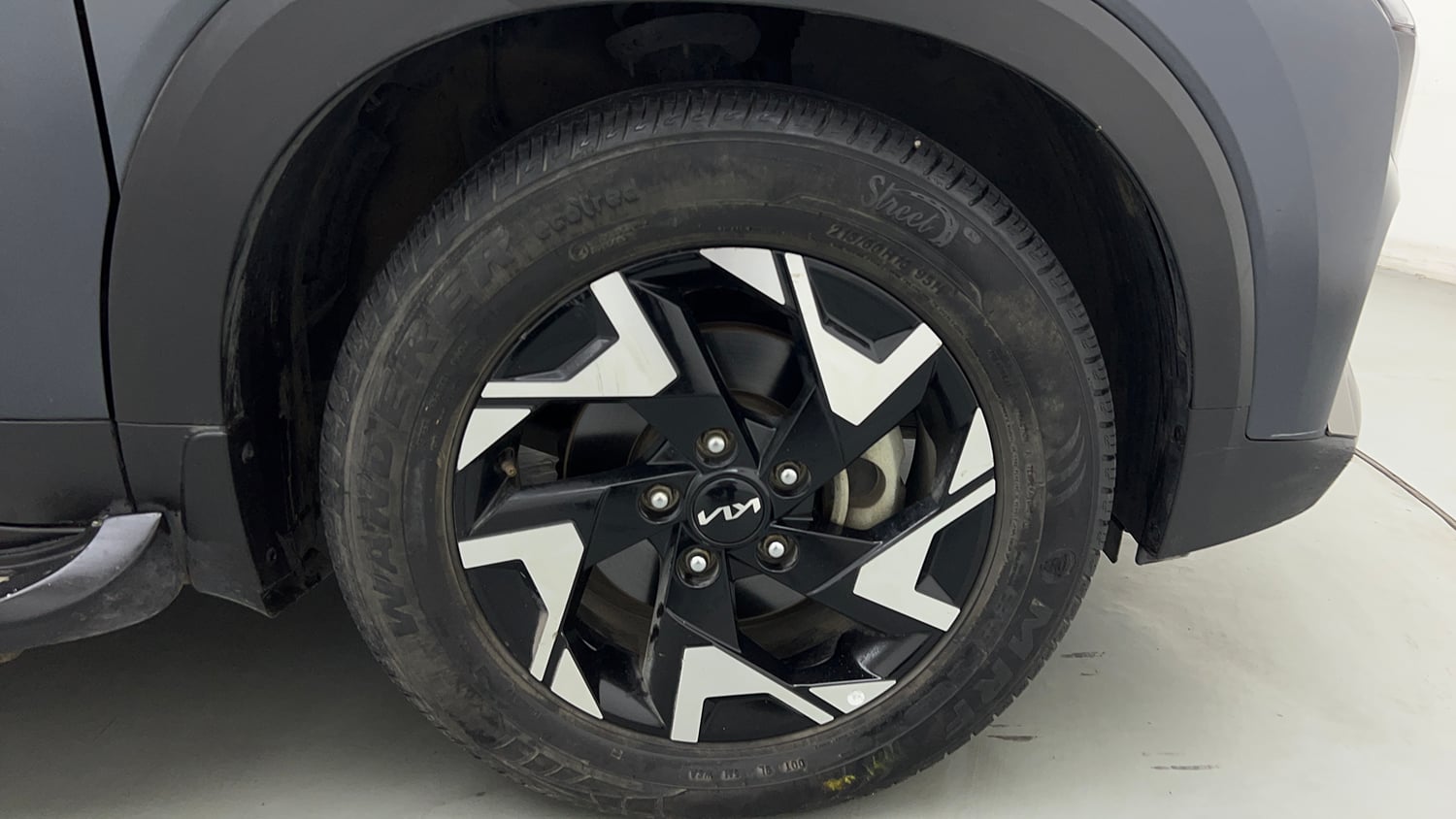Used 2024 Kia Sonet X Line 1.0 Turbo Petrol DCT Petrol Automatic tyres RIGHT FRONT TYRE RIM VIEW