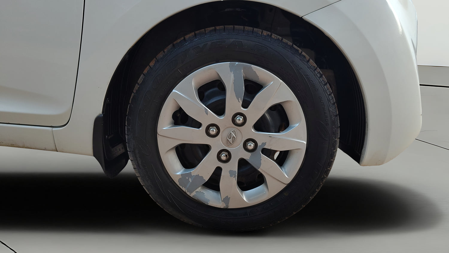 Used 2017 Hyundai Eon Magna + Petrol Manual tyres RIGHT FRONT TYRE RIM VIEW