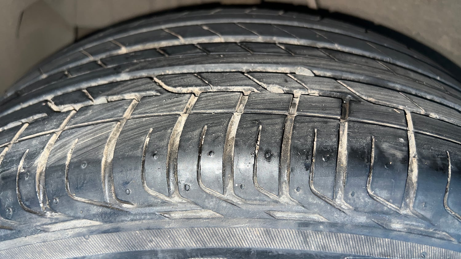 Used 2023 Tata Nexon Fearless Plus S 1.2 Revotron Petrol 7DCA DT Petrol Automatic tyres RIGHT REAR TYRE TREAD VIEW