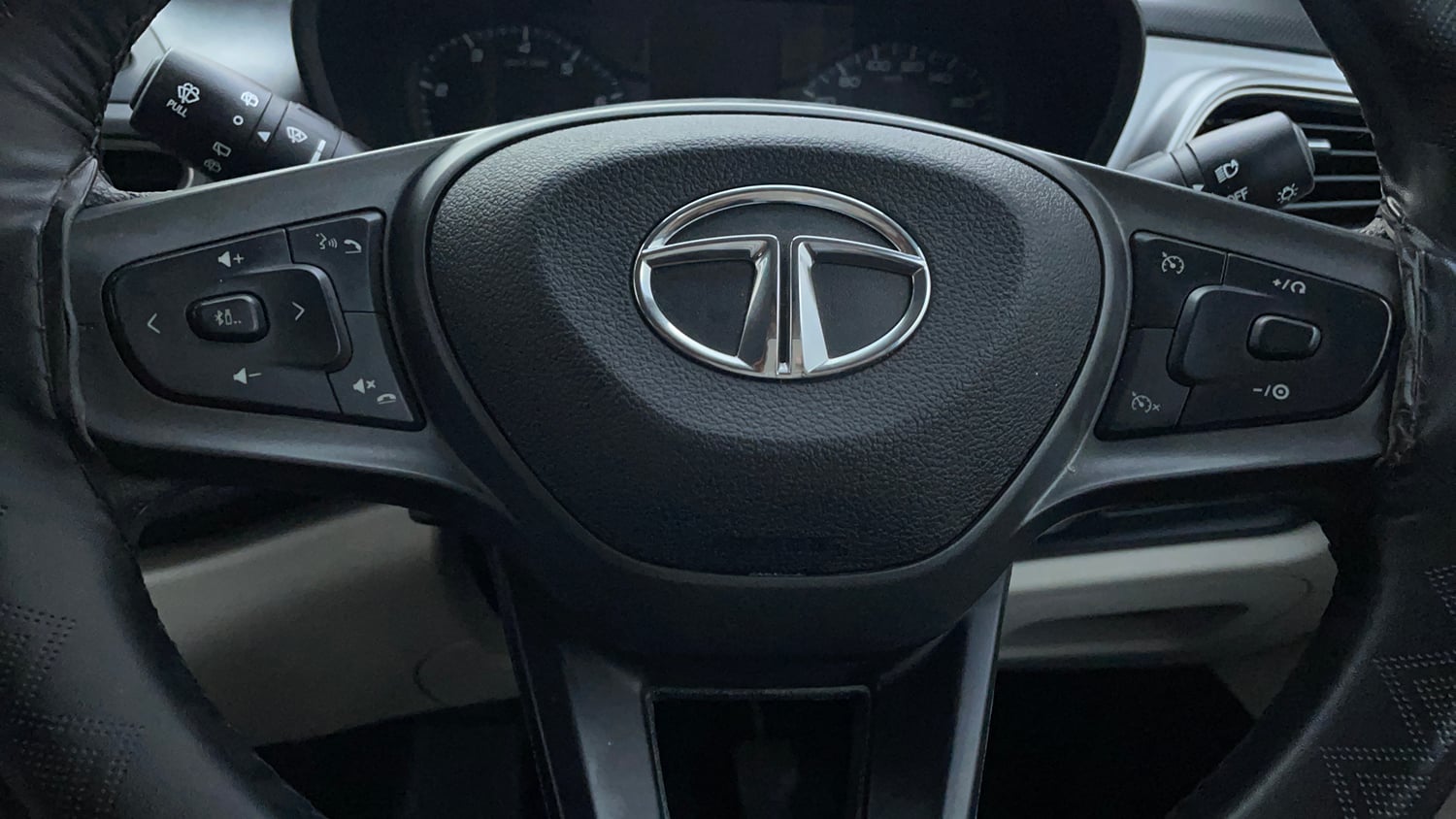 Used 2022 Tata Altroz XZ Petrol Petrol Manual top_features Airbags