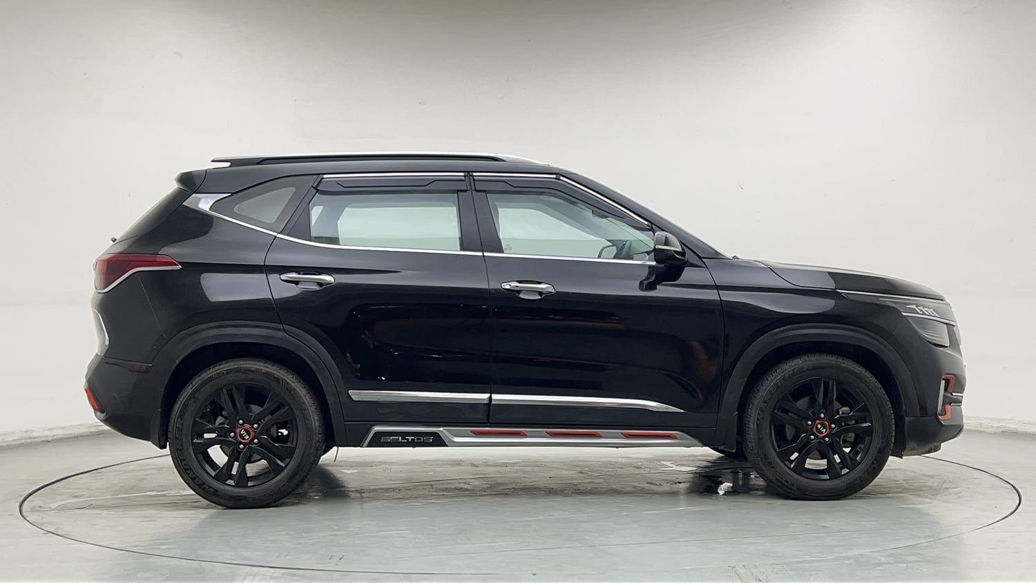 Used 2020 Kia Seltos Anniversary Edition 1.5 Petrol Manual exterior RIGHT SIDE VIEW