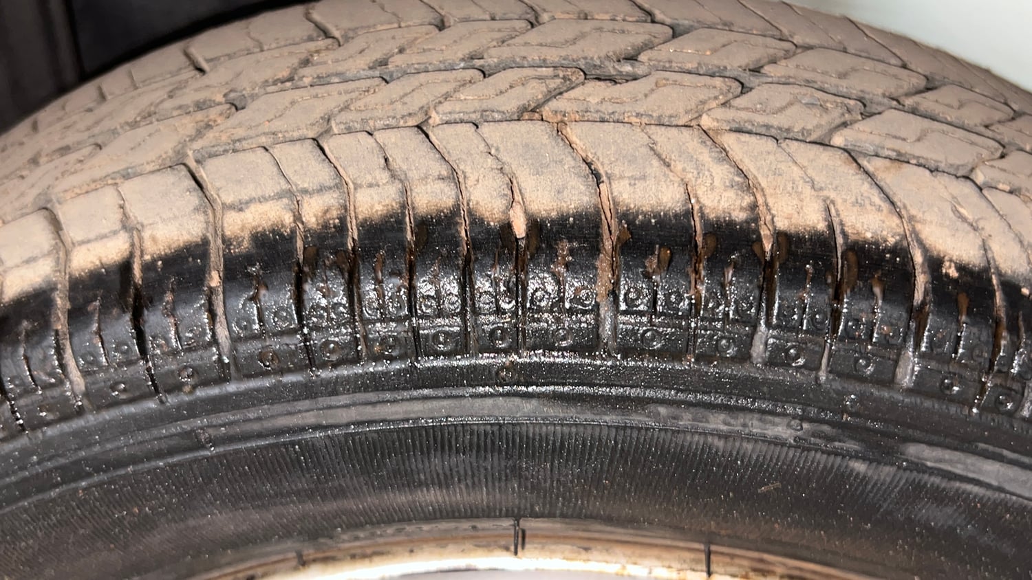 Used 2013 Maruti Suzuki Estilo LXi BS-IV Petrol Manual tyres LEFT REAR TYRE TREAD VIEW