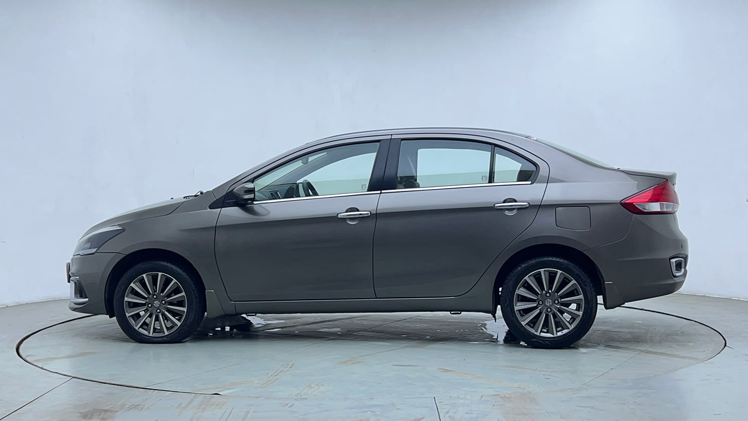 Used 2019 Maruti Suzuki Ciaz Alpha Hybrid 1.5 AT Petrol Automatic exterior LEFT SIDE VIEW