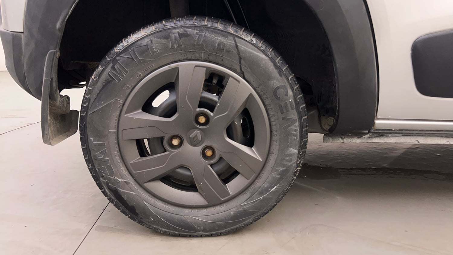 Used 2018 Renault Kwid 1.0 RXT AMT Petrol Automatic tyres RIGHT REAR TYRE RIM VIEW