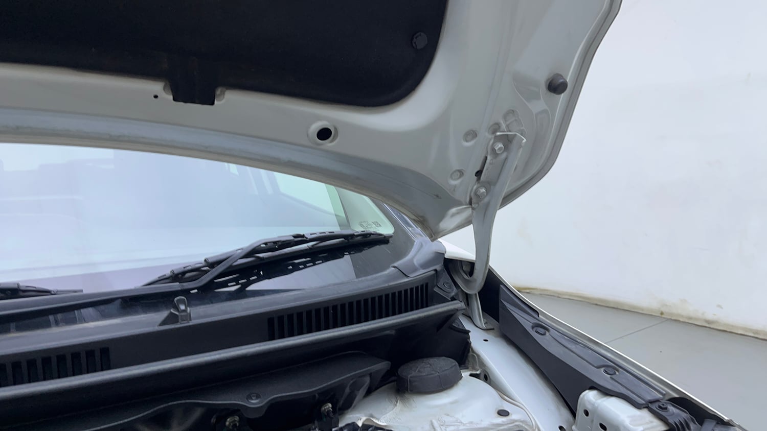 Used 2023 Maruti Suzuki Baleno Alpha AGS Petrol Automatic engine ENGINE LEFT SIDE HINGE & APRON VIEW