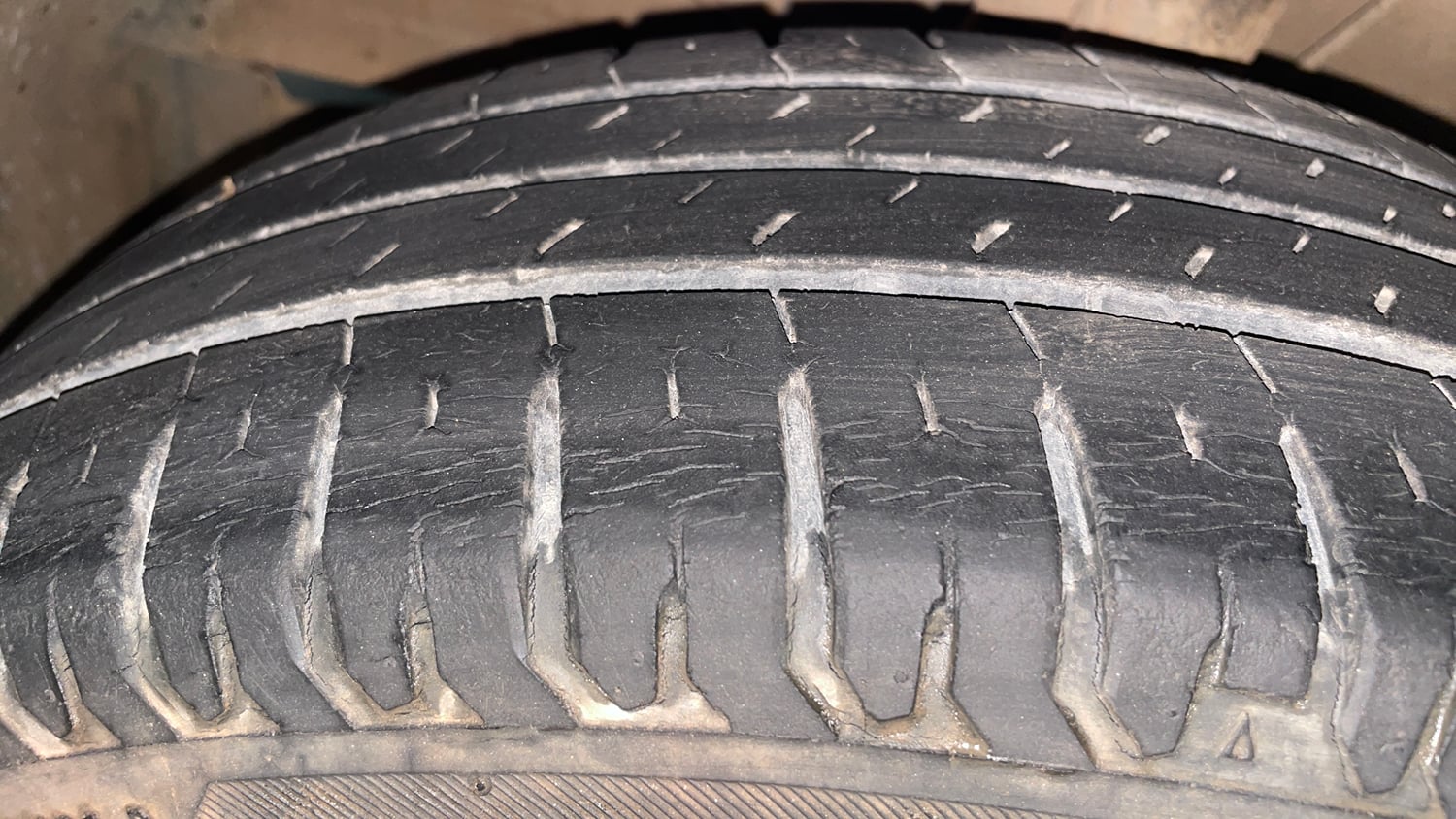 Used 2018 Maruti Suzuki Dzire ZXi Petrol Manual tyres LEFT FRONT TYRE TREAD VIEW