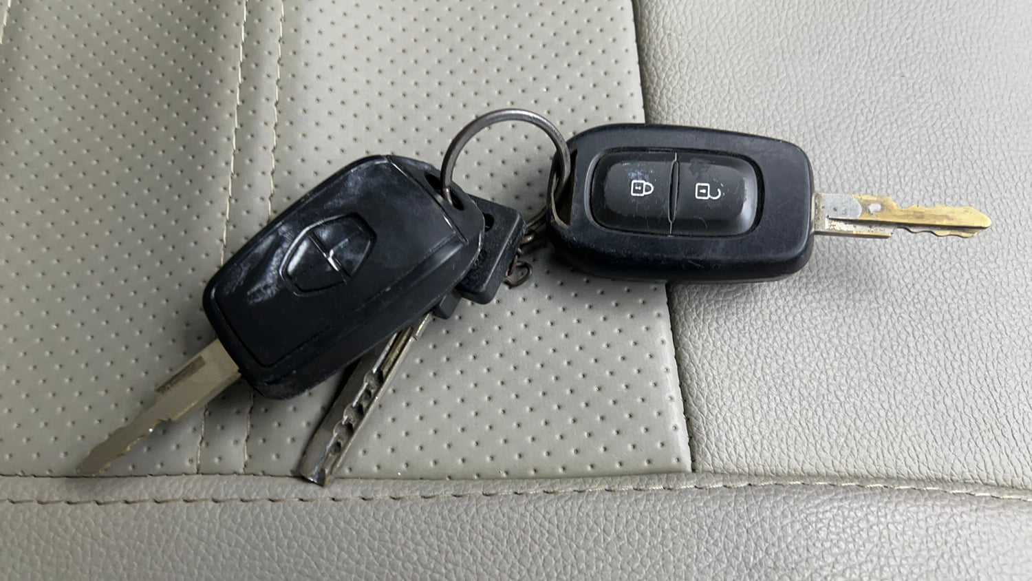 Used 2020 Renault Kwid RXT 1.0 Opt Petrol Manual extra CAR KEY VIEW