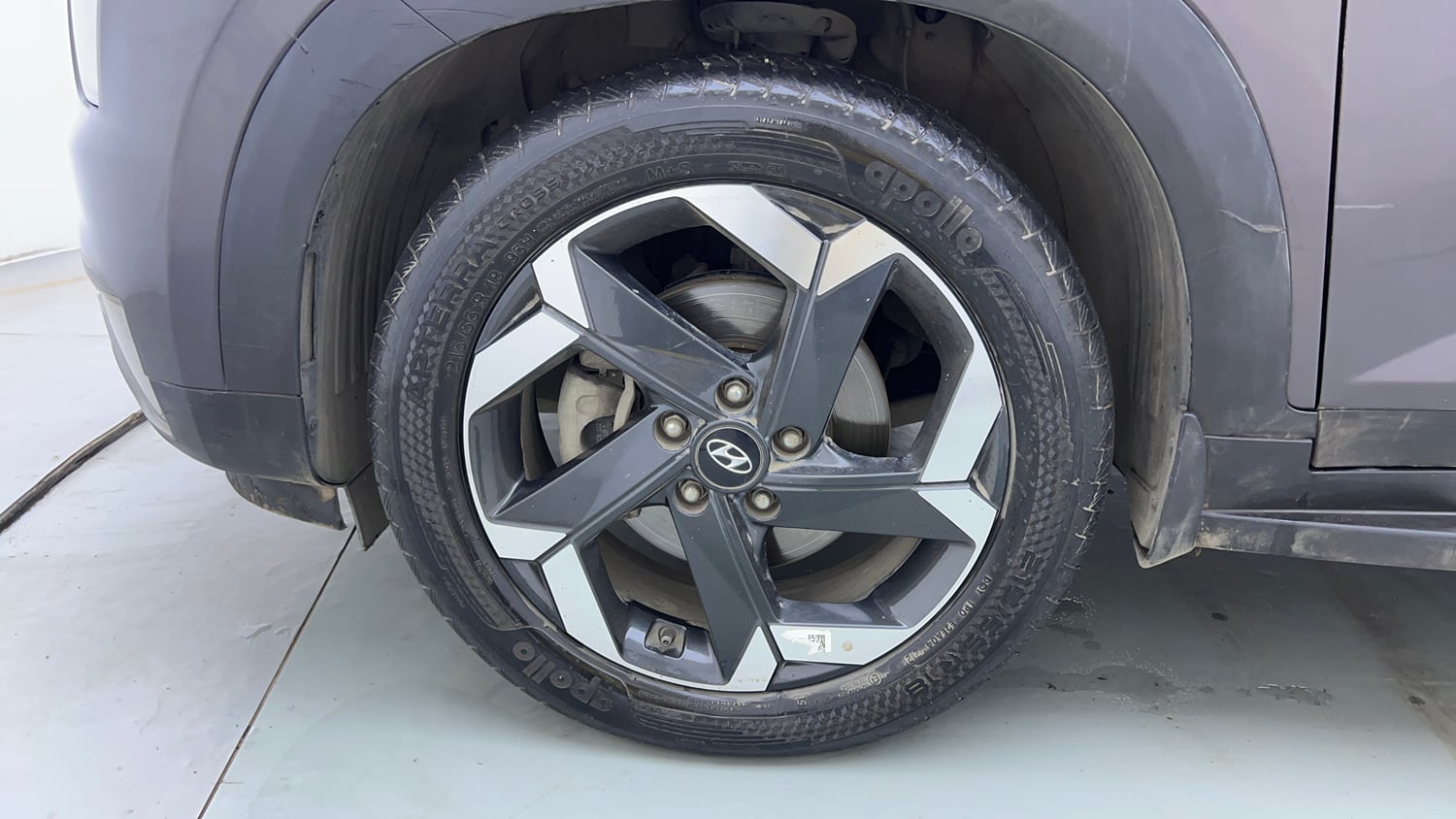 Used 2021 Hyundai Alcazar Platinum (O) 6 STR 2.0 Petrol AT Petrol Automatic tyres LEFT FRONT TYRE RIM VIEW