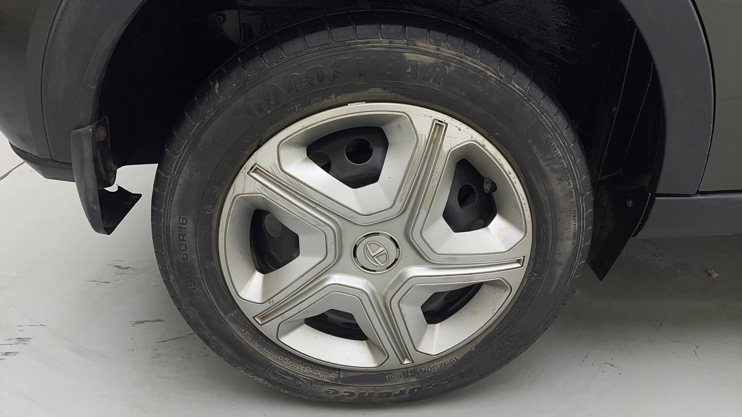 Used 2021 Tata Nexon XM Petrol Manual tyres RIGHT REAR TYRE RIM VIEW