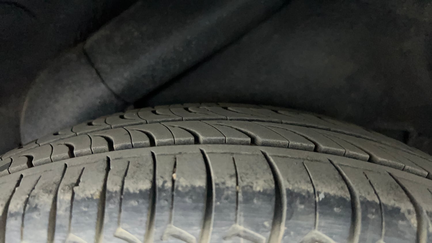 Used 2014 Hyundai i10 Sportz 1.1 iRDE2 Petrol Manual tyres LEFT REAR TYRE TREAD VIEW