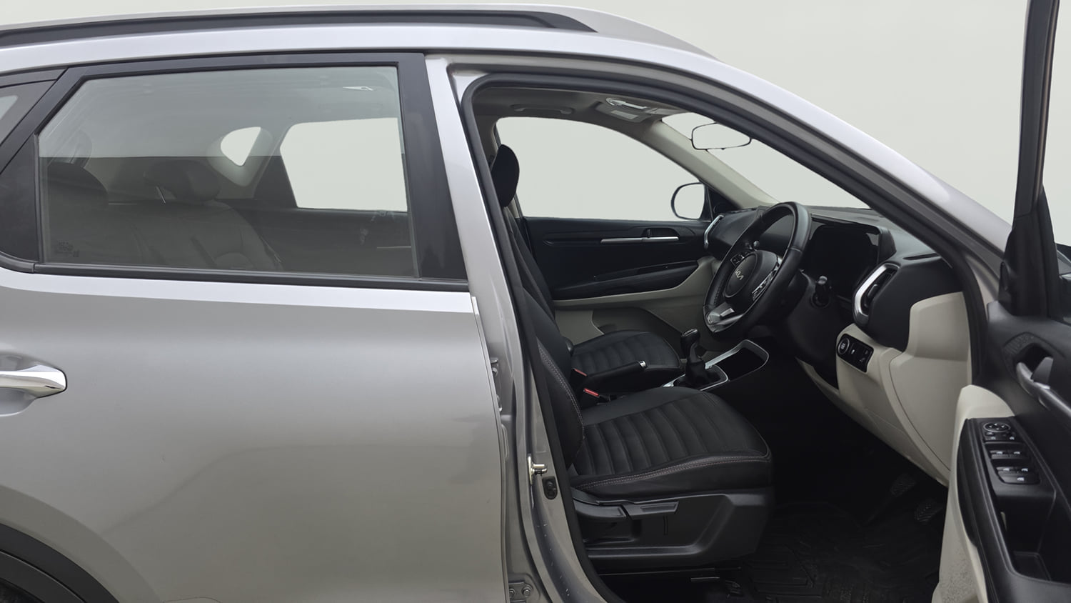 Used 2022 Kia Sonet HTX 1.5 Diesel Manual interior RIGHT SIDE FRONT DOOR CABIN VIEW