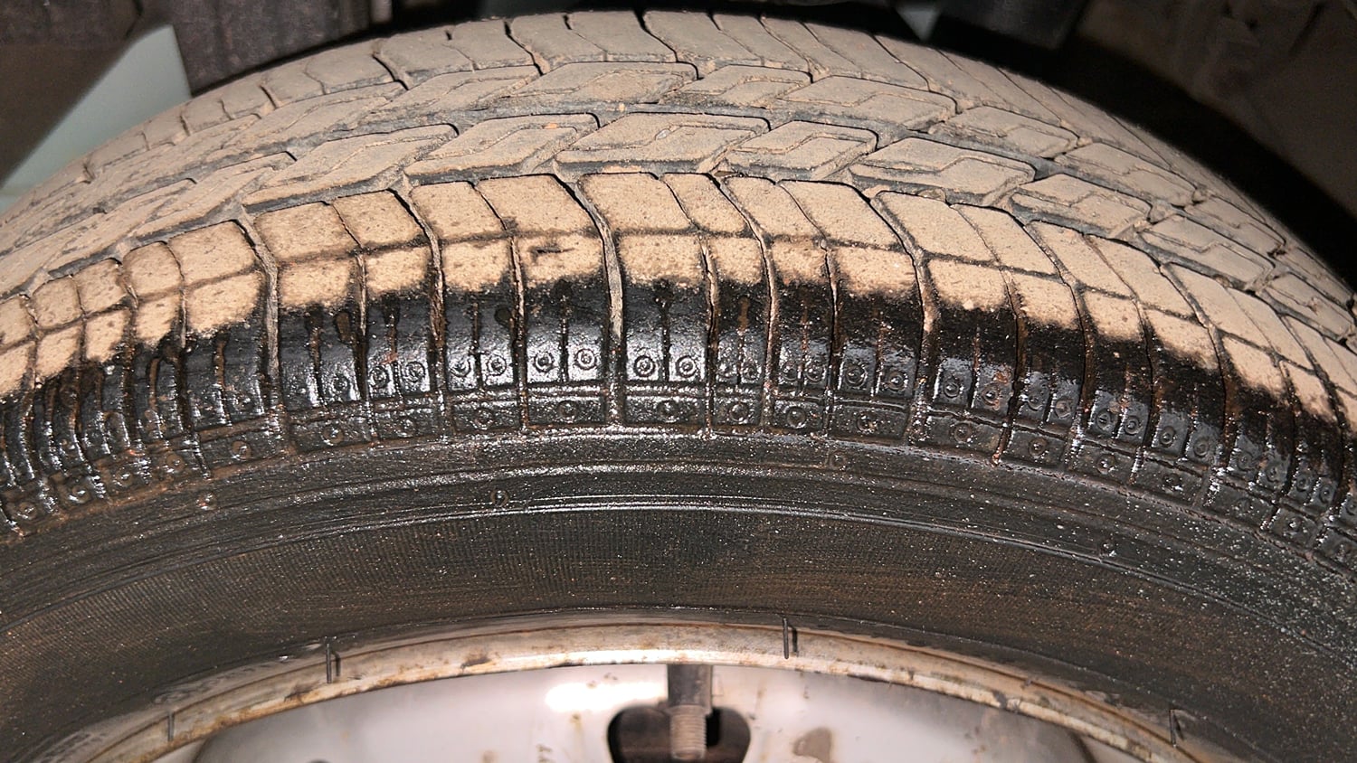 Used 2013 Maruti Suzuki Estilo LXi BS-IV Petrol Manual tyres RIGHT REAR TYRE TREAD VIEW