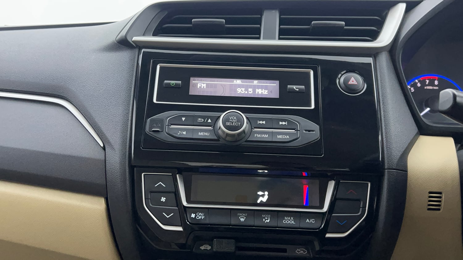 Used 2017 Honda Amaze 1.2 S i-VTEC Petrol Manual interior MUSIC SYSTEM & AC CONTROL VIEW