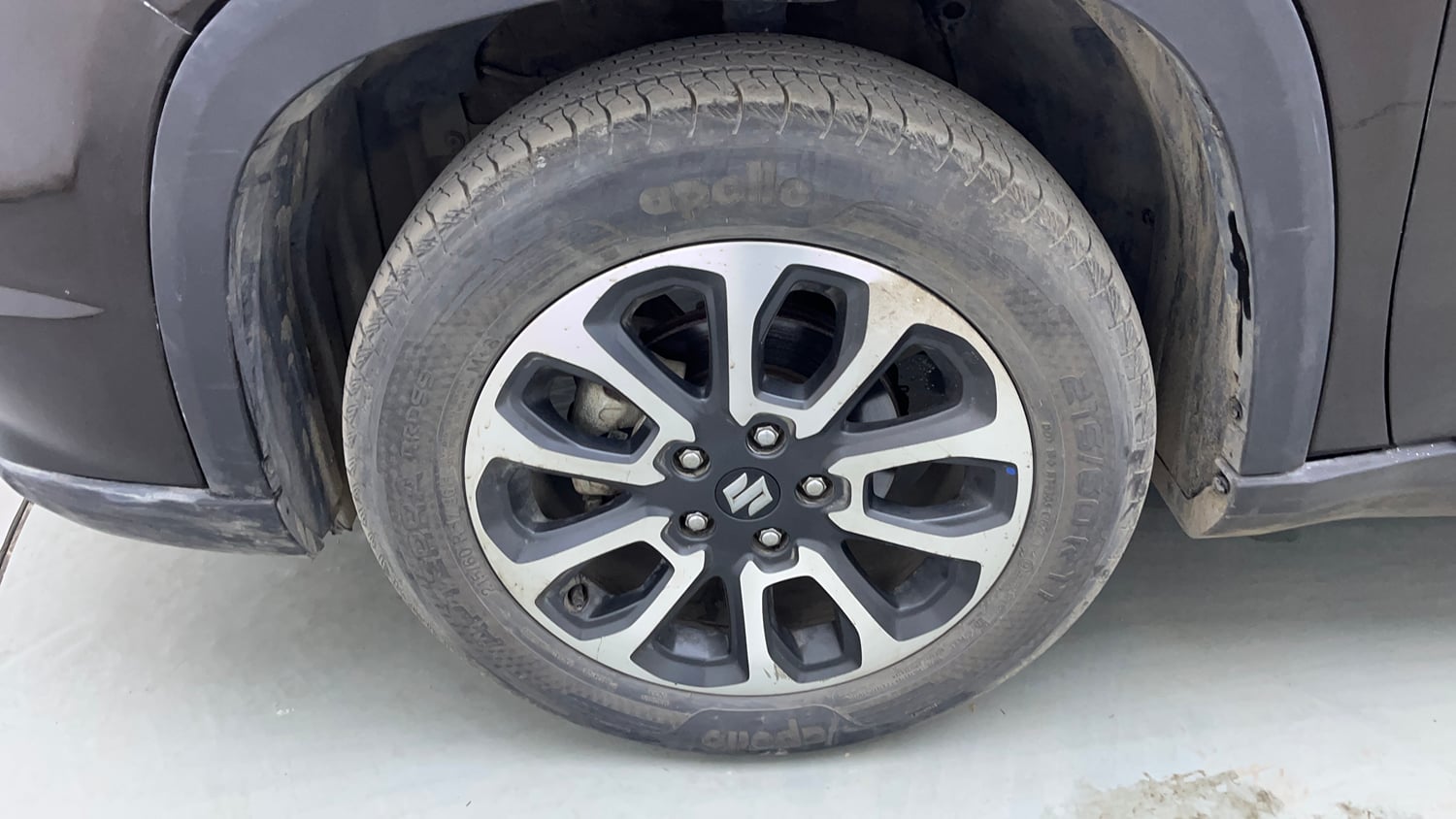 Used 2023 Maruti Suzuki Grand Vitara Alpha Smart Hybrid AT Petrol Automatic tyres LEFT FRONT TYRE RIM VIEW