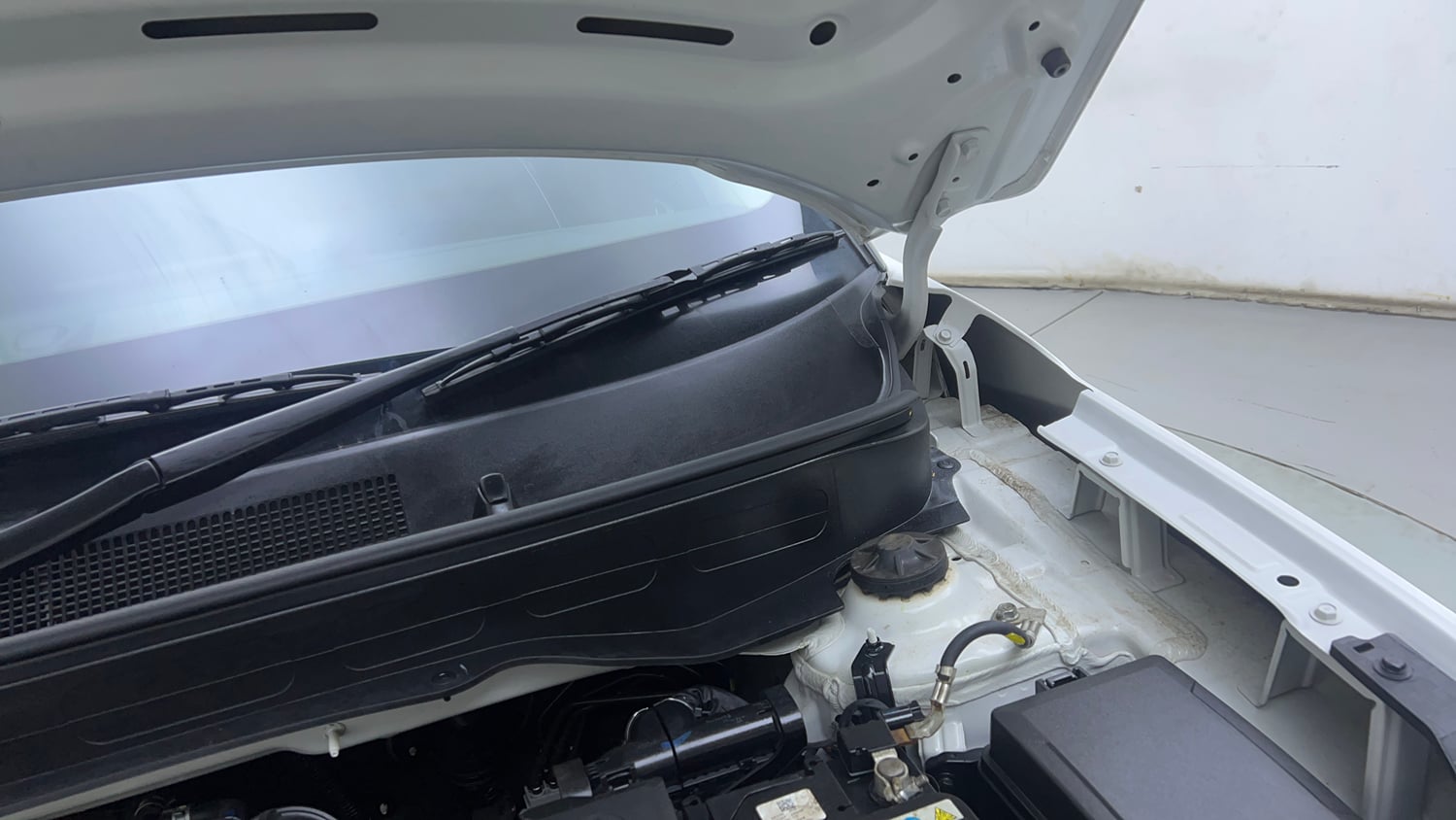Used 2025 Hyundai Venue SX (O) 1.0 Turbo DCT Petrol Automatic engine ENGINE LEFT SIDE HINGE & APRON VIEW