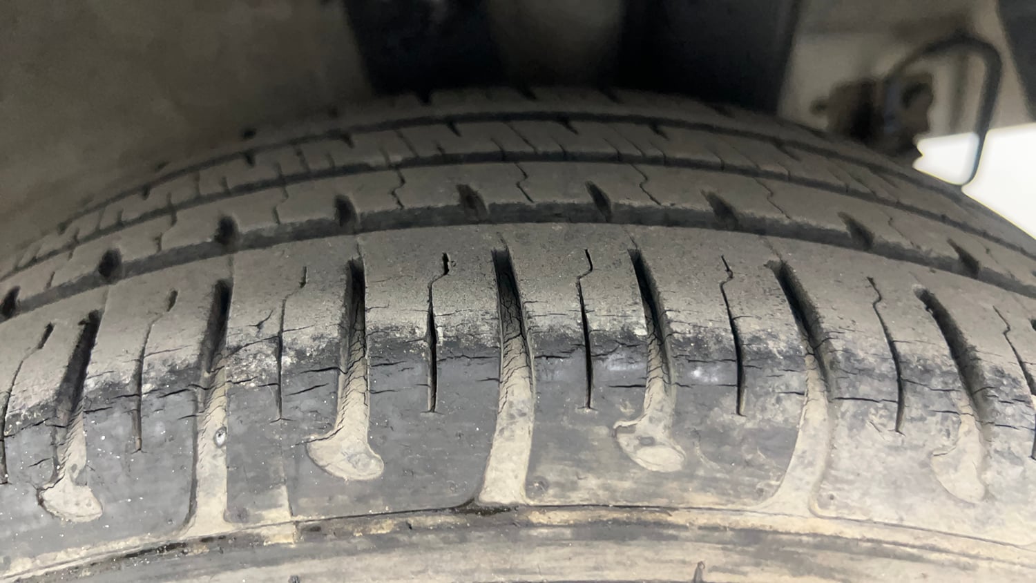 Used 2017 Hyundai Grand i10 Sportz (O) 1.2 Kappa VTVT Petrol Manual tyres LEFT REAR TYRE TREAD VIEW