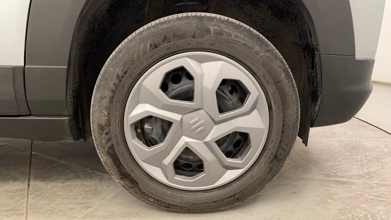 Used 2023 Maruti Suzuki Brezza VXi Petrol Manual tyres RIGHT FRONT TYRE RIM VIEW