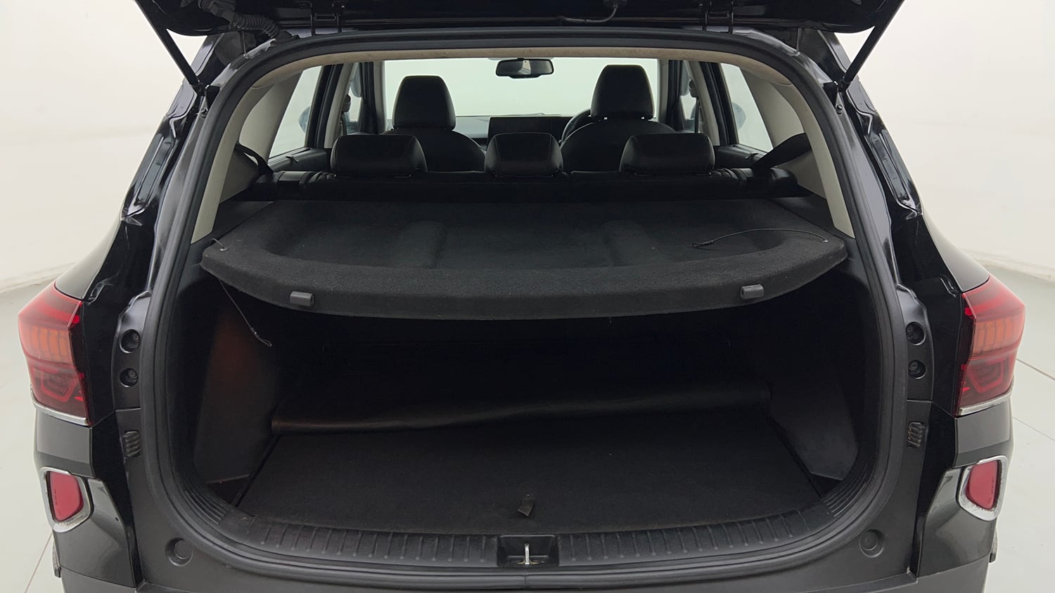 Used 2020 Kia Seltos Anniversary Edition 1.5 Petrol Manual interior DICKY INSIDE VIEW