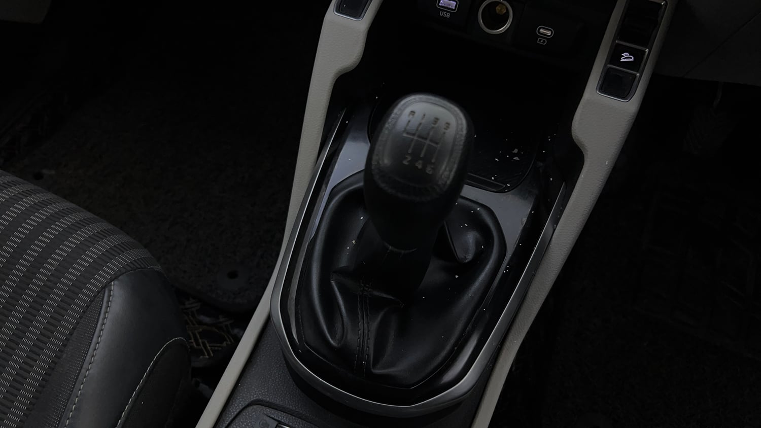 Used 2022 Kia Carens Prestige Plus 1.4 Petrol MT 7 STR Petrol Manual interior GEAR  KNOB VIEW