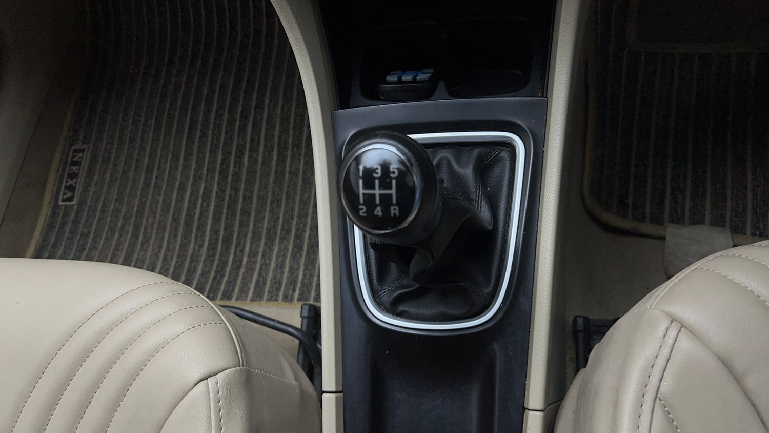 Used 2020 Maruti Suzuki Ciaz Delta Hybrid 1.5 Petrol Manual interior GEAR  KNOB VIEW