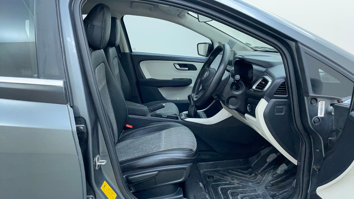 Used 2022 Tata Altroz XZ Petrol Petrol Manual interior RIGHT SIDE FRONT DOOR CABIN VIEW