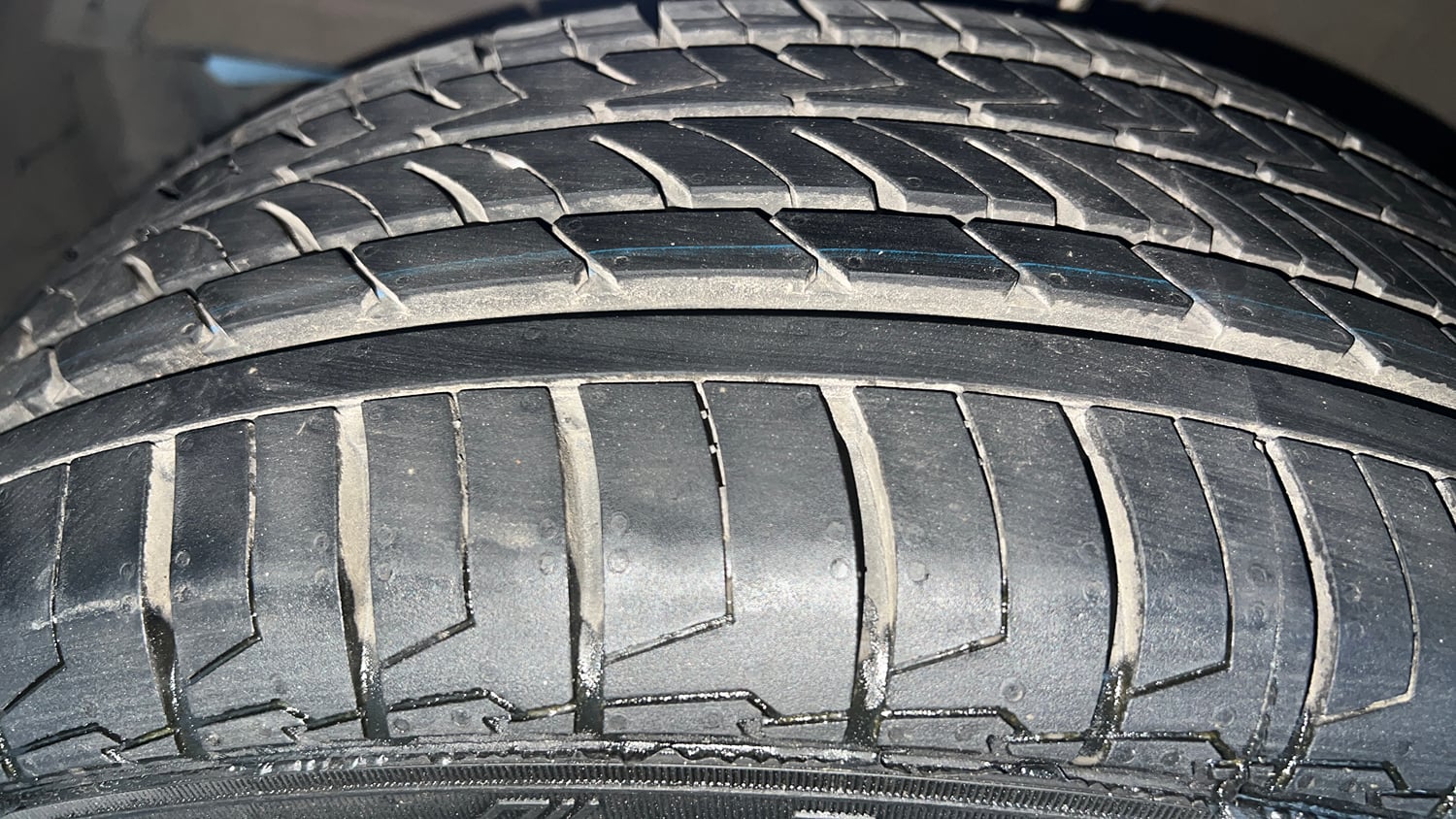 Used 2017 Maruti Suzuki Baleno Alpha 1.2 Petrol Manual tyres LEFT FRONT TYRE TREAD VIEW