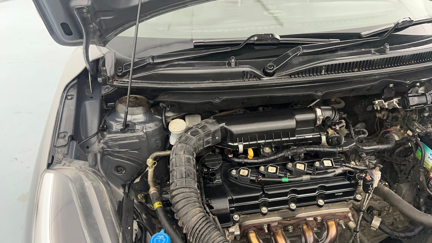 Used 2022 Maruti Suzuki Baleno Delta Petrol Manual engine ENGINE RIGHT SIDE HINGE & APRON VIEW