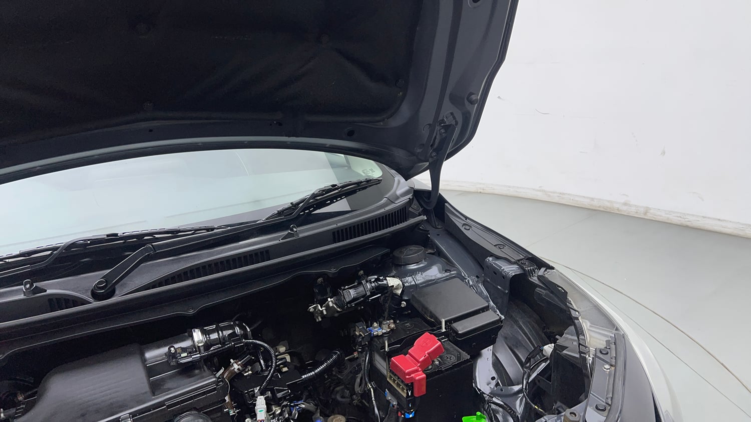 Used 2024 Maruti Suzuki Baleno Zeta MT Petrol Manual engine ENGINE LEFT SIDE HINGE & APRON VIEW