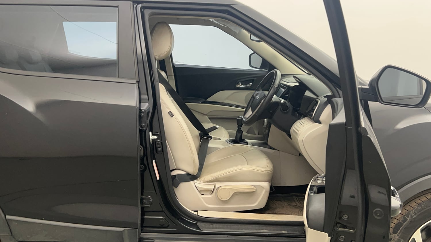 Used 2022 Mahindra XUV 300 W8 (O) 1.2 Petrol Petrol Manual interior RIGHT SIDE FRONT DOOR CABIN VIEW