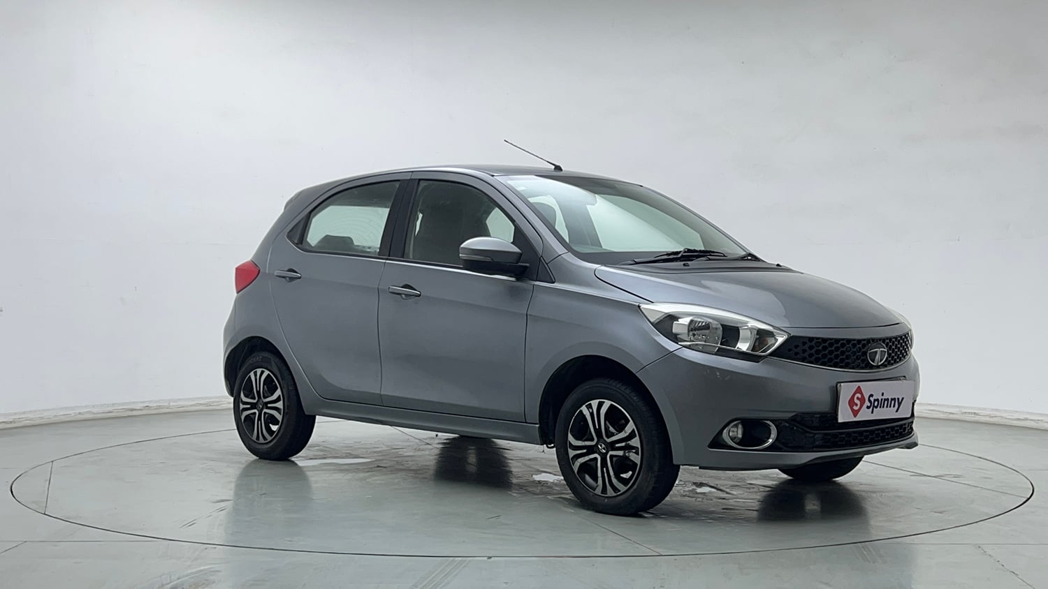 Used 2019 Tata Tiago Revotron XZ w/o Alloy Petrol Manual exterior RIGHT FRONT CORNER VIEW