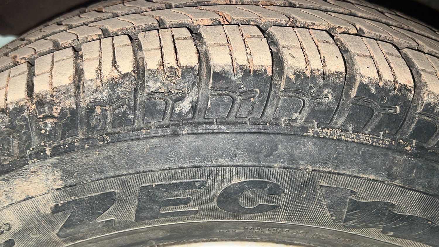 Used 2015 Hyundai i10 Magna 1.1 iRDE2 Petrol Manual tyres LEFT FRONT TYRE TREAD VIEW
