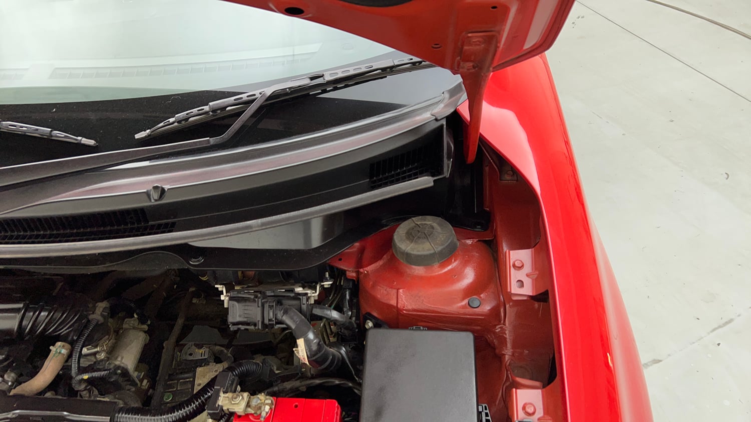 Used 2022 Maruti Suzuki Swift ZXi AMT Petrol Automatic engine ENGINE LEFT SIDE HINGE & APRON VIEW