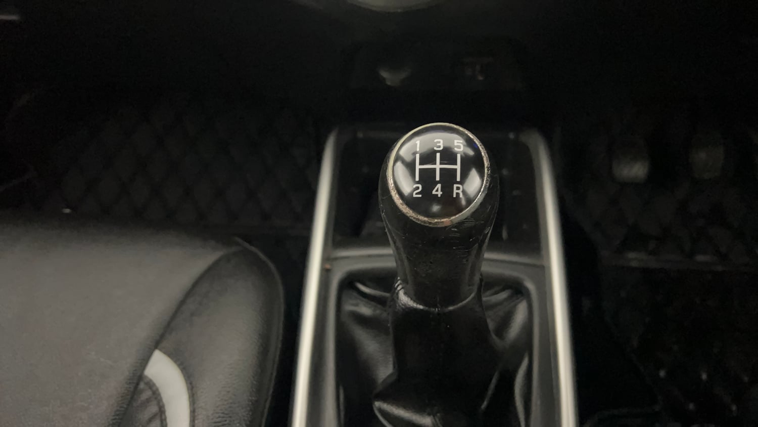 Used 2017 Maruti Suzuki Baleno Delta 1.3 Diesel Manual interior GEAR  KNOB VIEW