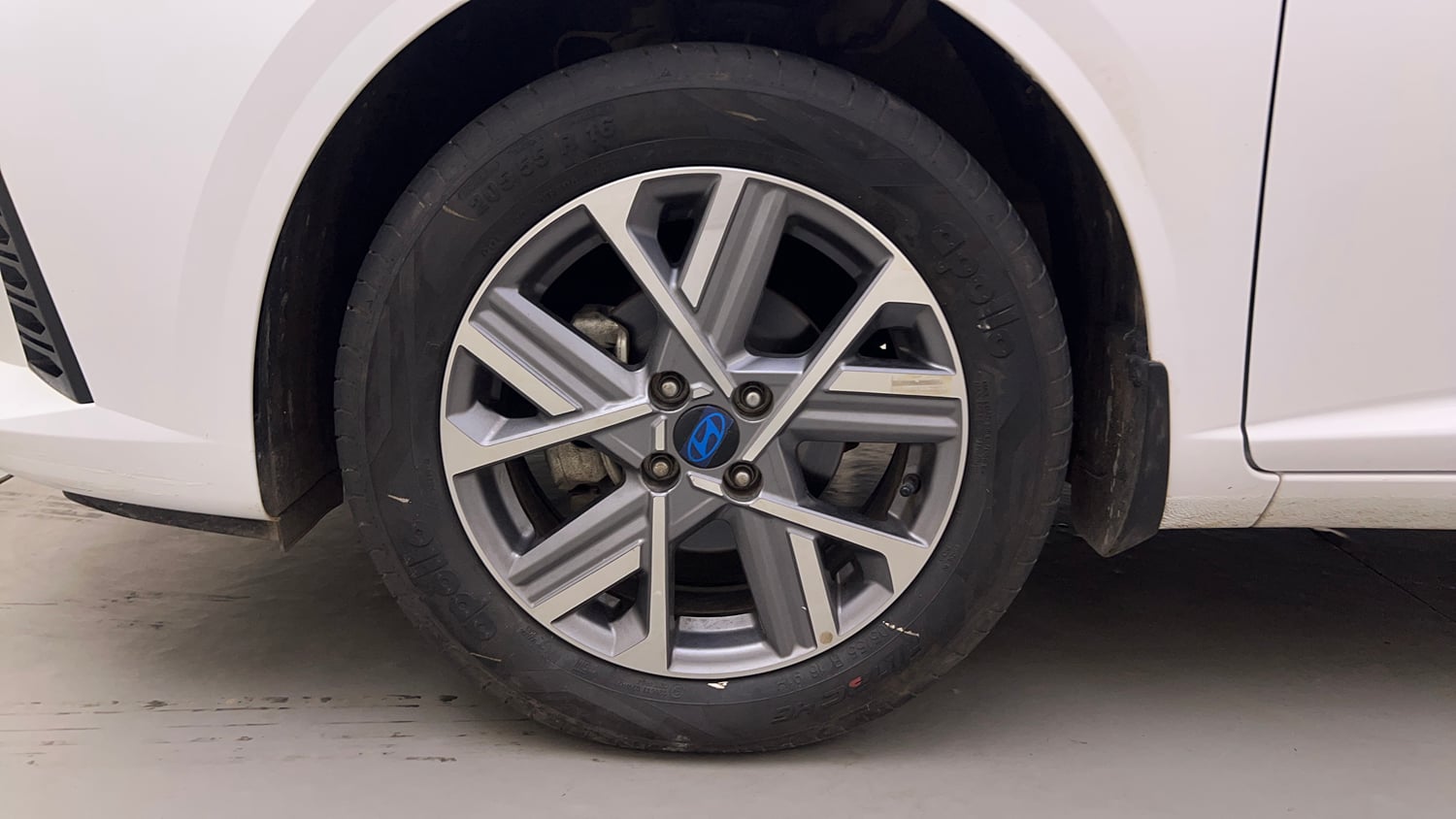 Used 2024 Hyundai Verna SX (O)1.5 Petrol MT Petrol Manual tyres LEFT FRONT TYRE RIM VIEW