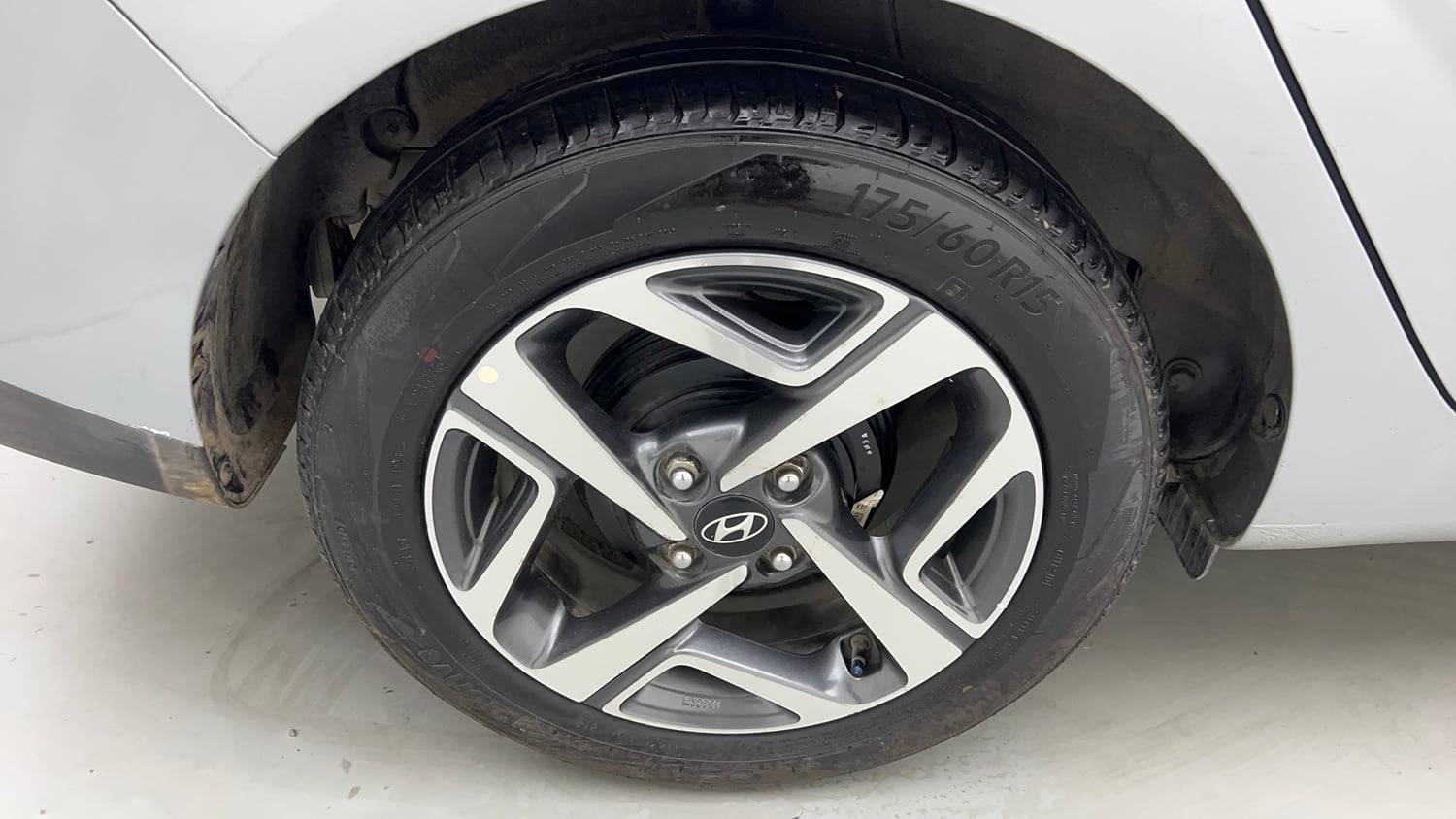 Used 2020 Hyundai Aura SX 1.2 Petrol Petrol Manual tyres RIGHT REAR TYRE RIM VIEW