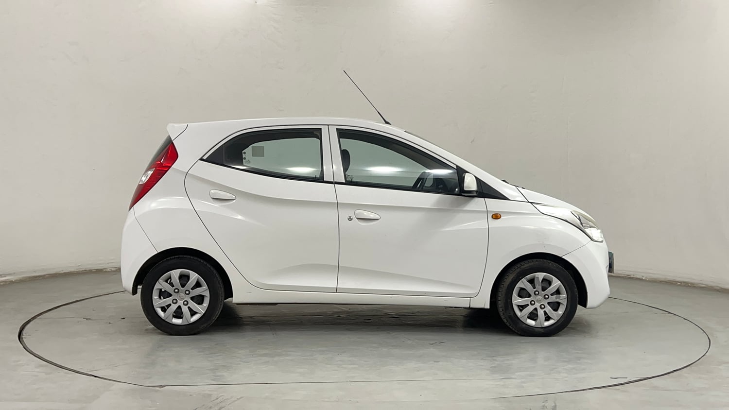 Used 2016 Hyundai Eon 1.0 Kappa Magna + (O) Petrol Manual exterior RIGHT SIDE VIEW