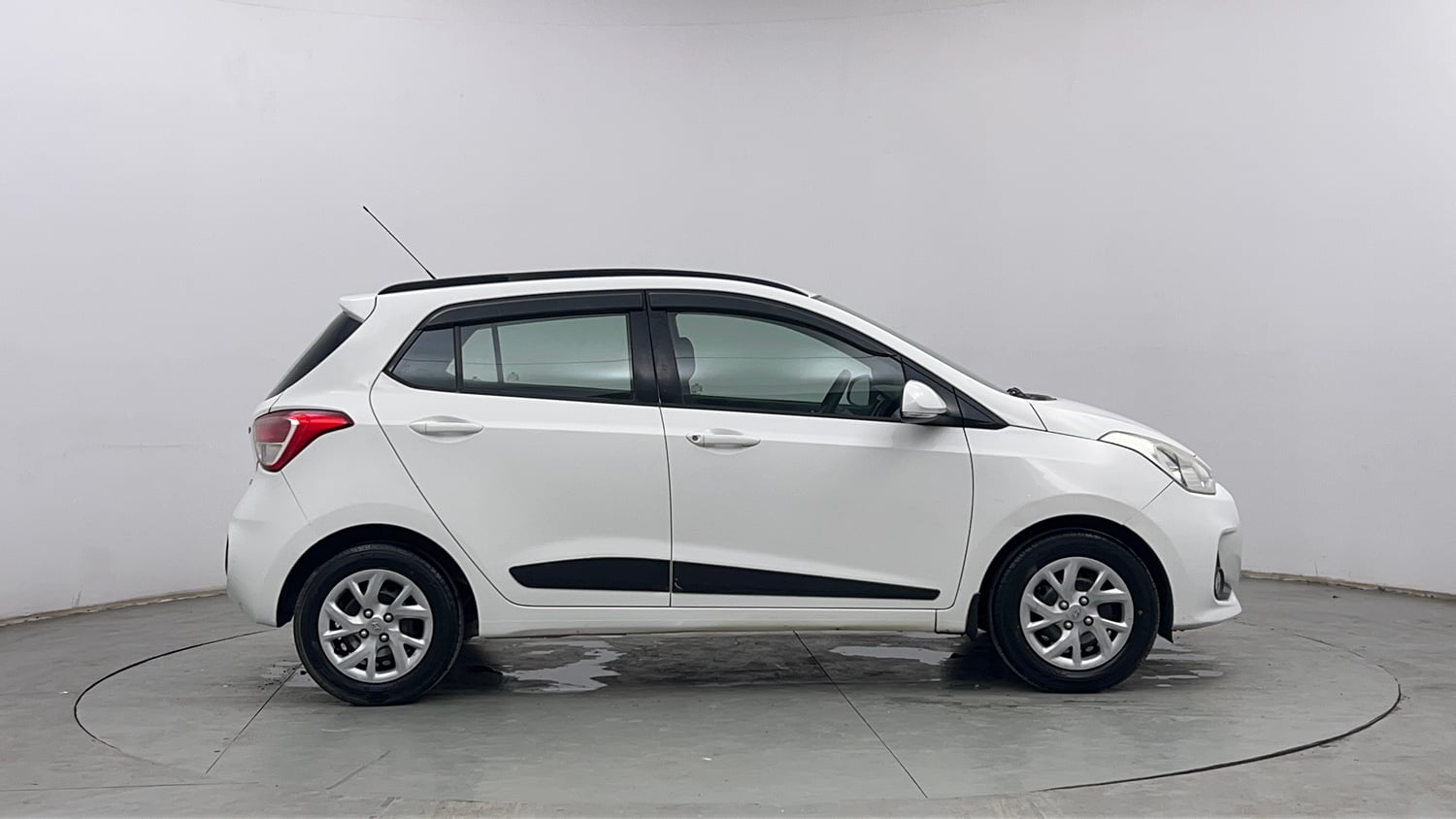 Used 2017 Hyundai Grand i10 Sportz (O) 1.2 Kappa VTVT Petrol Manual exterior RIGHT SIDE VIEW