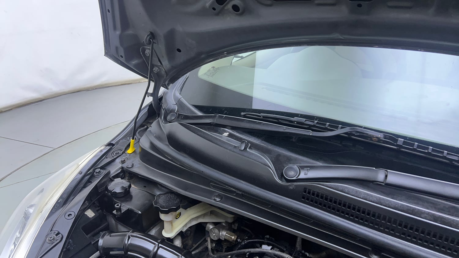 Used 2014 Hyundai i10 Sportz 1.1 iRDE2 Petrol Manual engine ENGINE RIGHT SIDE HINGE & APRON VIEW