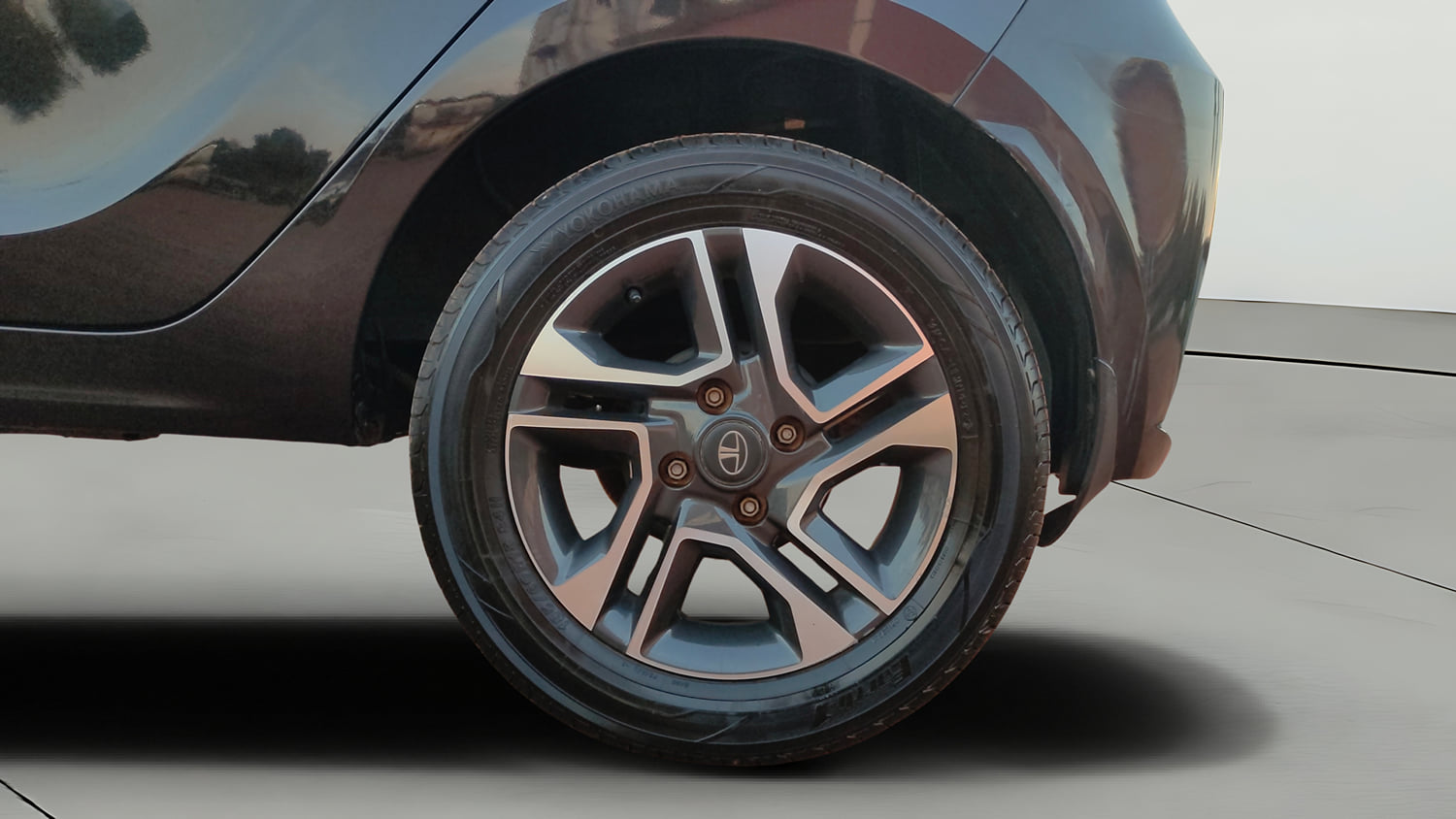 Used 2023 Tata Tiago XZA Plus Petrol Automatic tyres LEFT REAR TYRE RIM VIEW
