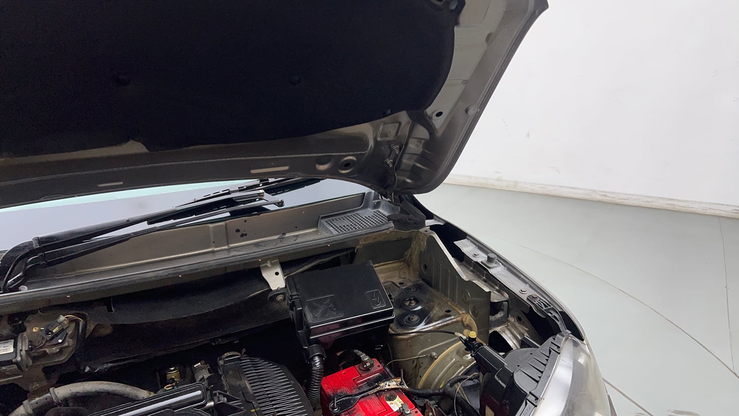 Used 2017 Renault Kwid 1.0 RXT Petrol Manual engine ENGINE LEFT SIDE HINGE & APRON VIEW